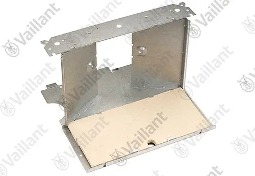 Metallische Abdeckung mit Isoliermaterial, die für Vaillant Produkte verwendet wird. Die Struktur zeigt eine rechteckige Form mit verschiedenen Öffnungen und Befestigungslöchern.